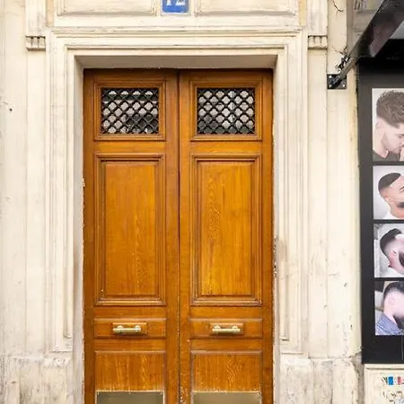 Paris' Sunny Nest פריז