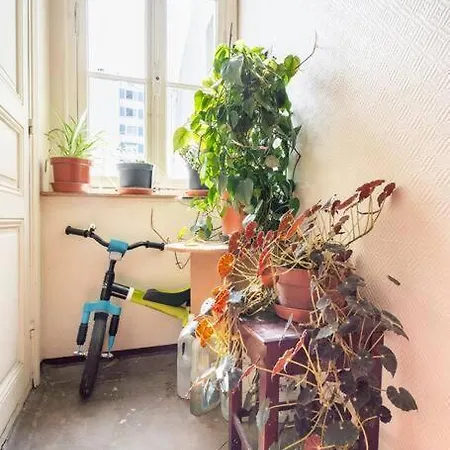Paris' Sunny Nest * פריז