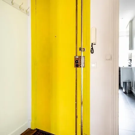 Paris' Sunny Nest פריז