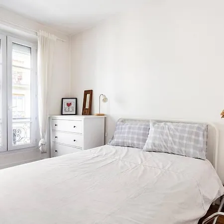 Paris' Sunny Nest פריז